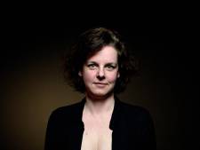 Helma geeft zich bloot in boek over borstkanker: ‘Ik stond in mijn slip voor de camera en moest lachen’