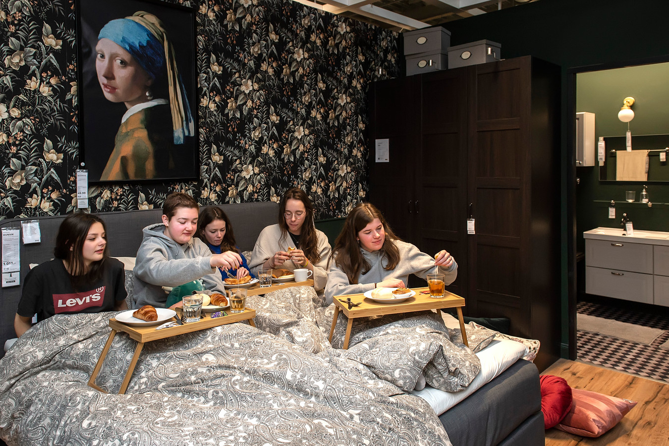 Droomavond voor Bouke (17) met bij IKEA: 'Wie wil nu niet alle bedden in de winkel proberen?' | Foto | bd.nl