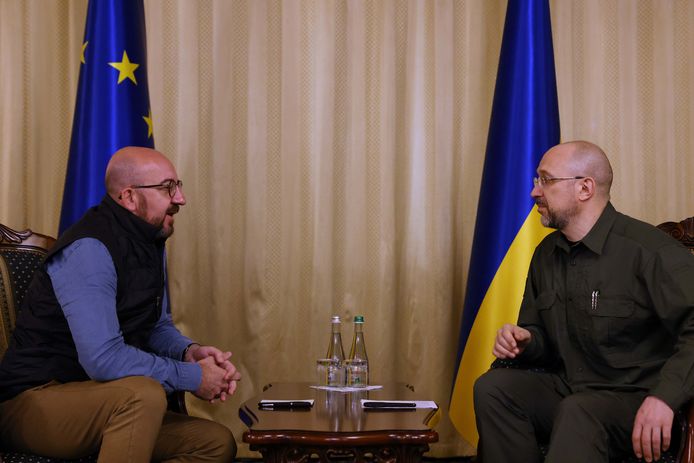 Charles Michel, président du Conseil européen (États membres), et le Premier ministre ukrainien Denys Chmygal (archives, Odessa, Ukraine, 9 mai 2022)