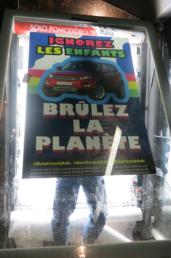 Campagne du collectif Liège sans pub contre les publicités des industries qui promeuvent les combustibles fossiles.