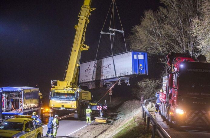 De oplegger moest worden getakeld met een grote kraan.