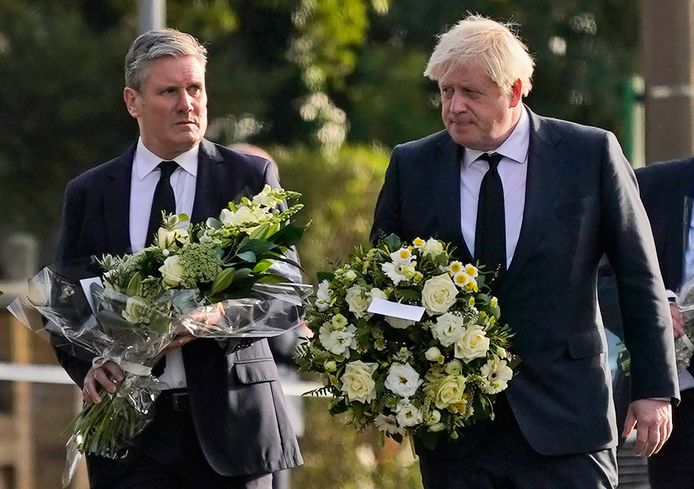 De Britse premier Johnson (rechts) en Labourleider Keir Starmer leggen bloemen in Leigh-on-Sea.