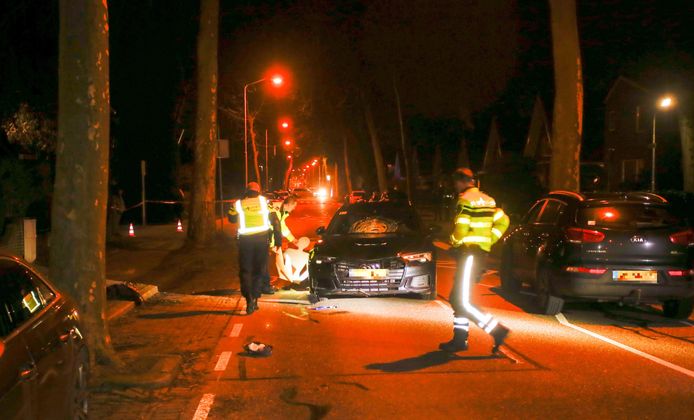 De voorruit van de auto is gebarsten bij de aanrijding, waarbij een oudere vrouw om het leven kwam.