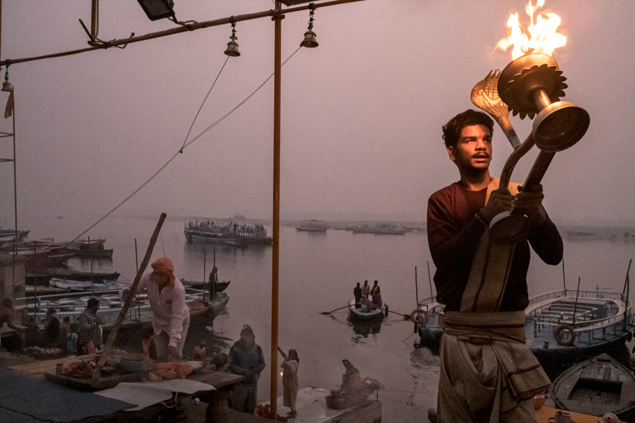 Een hindoeritueel aan de oevers van de Ganges in Varanasi. Premier Narendra Modi heeft deze stad gekozen als uitbalsbasis van zijn hindoenatie, wat tot oplopende spanningen met moslims heeft geleid. Beeld NYT