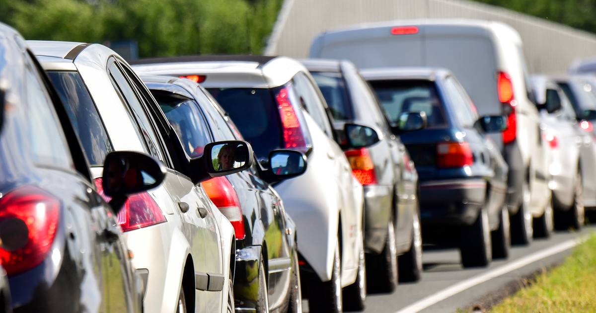 Files bij grens Boxmeer door vuurwerkkopers en monsterfile op A73 door ongeluk.