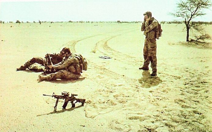 Beeld van het moment vlak voor de ondeugdelijke mortier ontploft. Op de grond zit Kevin Roggeveld. Daarnaast ligt half op zijn zij Henry Hoving. Erachter staat Kevin Kuiper met zijn vingers in zijn oren.
