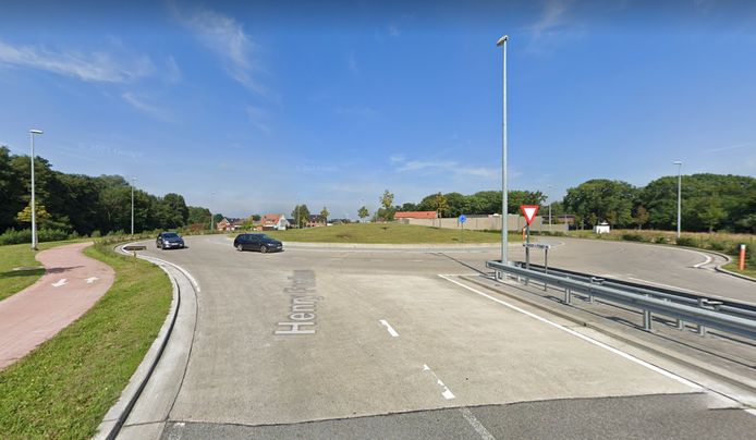 Het ongeval gebeurde op de rotonde aan de Henry Fordlaan en de Beverstraat in Genk.