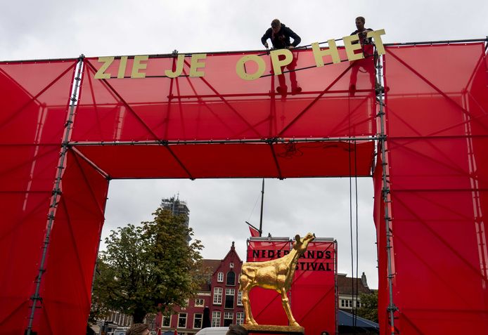 Ter illustratie: het Grote Gouden Kalf op de Neude voorafgaand aan het Nederlands Film Festival.