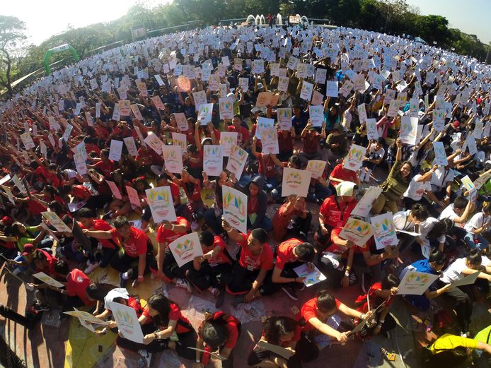 Duizenden Filipijnse studenten doen mee aan het Guinness World Record voor de meest massale tekenles in Quezon City. Het record is gehaald met 16.692 deelnemers en verslaat daarmee India's vorige record van 14.135 tekenaars. Foto Rouelle Umali/Xinhua