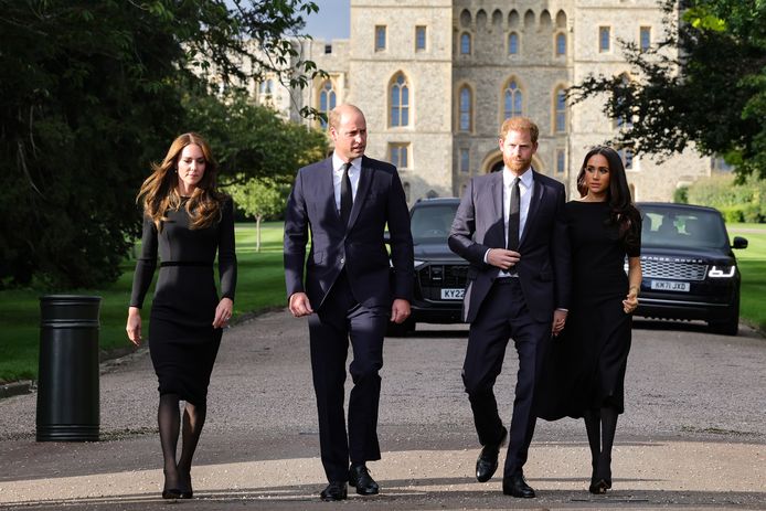 De Britse prinsen William en Harry met hun echtgenotes Catherine en Meghan na het overlijden van Queen Elizabeth II afgelopen jaar.