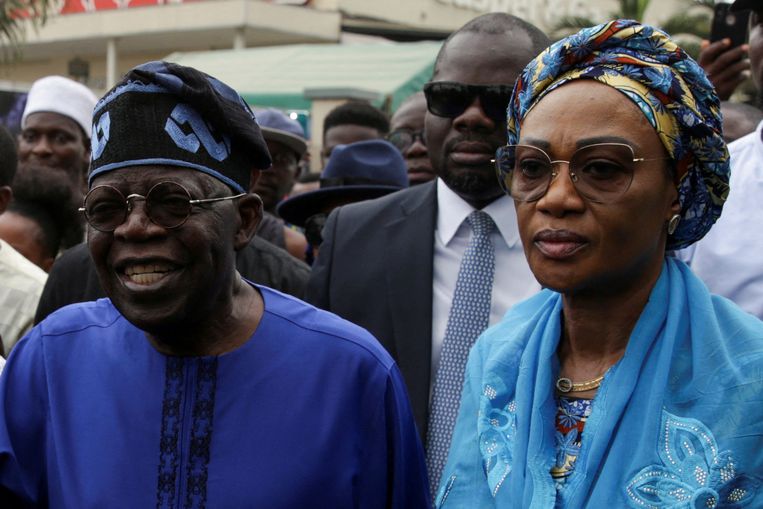 De Nigeriaanse presidentskandidaat, geflankeerd door zijn vrouw, toen hij op 25 februari zelf zijn stem uitbracht. Beeld REUTERS