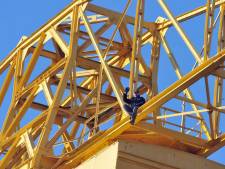 Un père en haut d'une grue depuis 48h pour voir son fils
