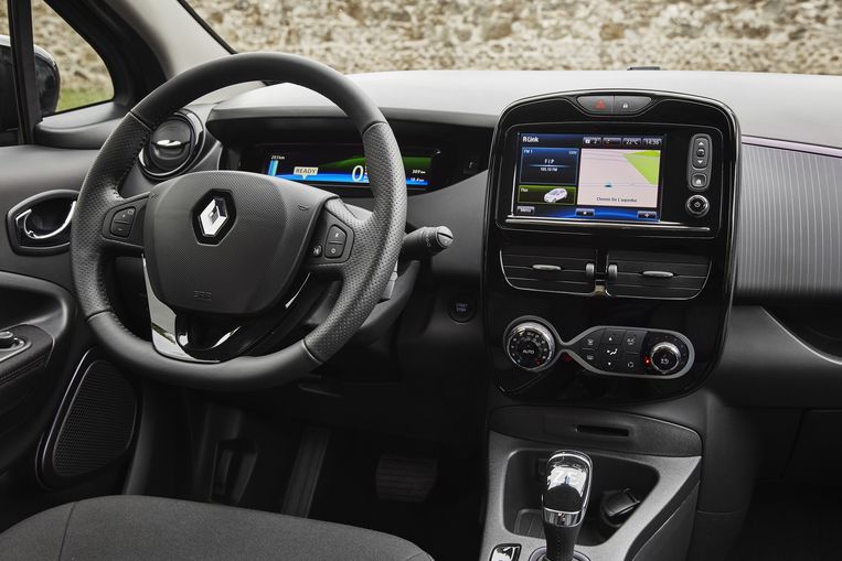 Het interieur is eenvoudig en vergelijkbaar met dat van de Renault Clio. Het kleine aanraakscherm biedt toegang tot veel functies. De  klimaatbeheersing regel je met gewone draaiknoppen en toetsen, wat prettig is. Beeld Renault