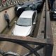 Tachtiger legt auto op zij aan inrit parking