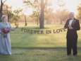 Eeuwige trouw: bejaard koppel maakt huwelijksfoto's 70 jaar later