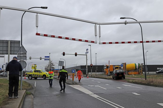 Een cementwagen klapte tegen de waarschuwingsbalk voor het viaduct aan de Hertog Janstraat in Waalwijk.