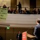 Toespraak Macron in Den Haag verstoord door actievoerders, drie mensen afgevoerd