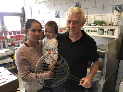 Eigenaar friettent (63) verjaagt overvallers met hete frietschep nadat ze zoontje bedreigen met mes