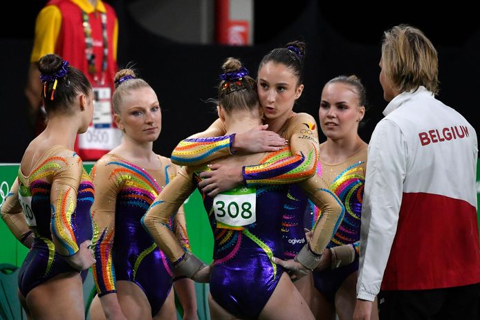 Nina Derwael troost Rune Hermans op de Spelen van Rio in 2016. Ook Laura Waem (links), Gaelle Mys (tweede van links), Senna Deriks en coach Marjorie Heuls zijn aanwezig.