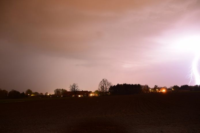 Onweer boven Zuidoost-Brabant, ter hoogte van Budel.
