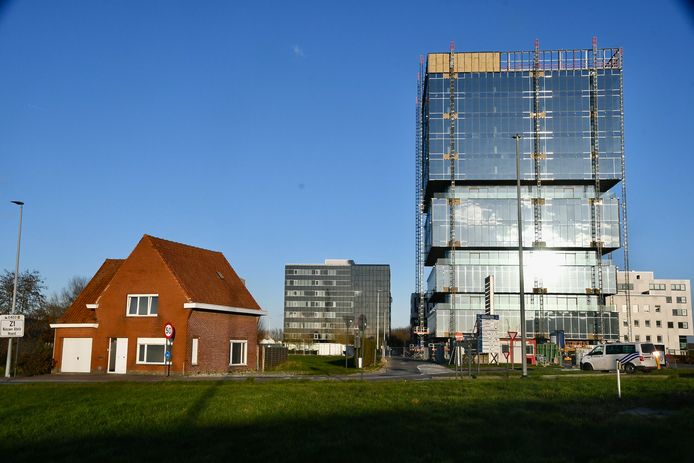 In het huis links op de foto, langs de Kwadestraat in Roeselare, vonden speurders op 25 februari van dit jaar de restanten van een cannabisplantage. Centraal achterin: het gebouw waar de politiezone RIHO haar hoofdkwartier heeft.