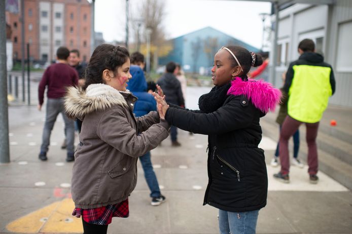De kinderen van 't Weilandje spelen vertrouwensspelletjes