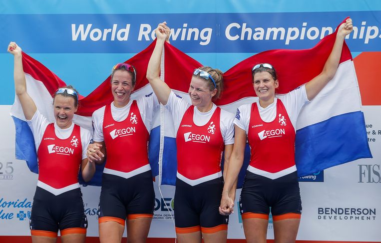 Inge Janssen, tweede van rechts, viert haar wereldtitel met teamgenoten Nicole Beukers, Sophie Souwer en Olivia van Rooijen. Beeld EPA