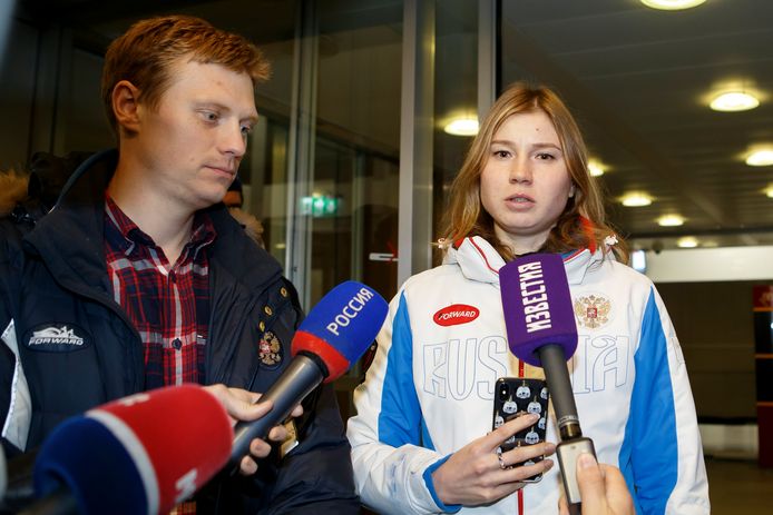 Olga Fatkoelina (rechts) en collega-schaatser Artem Koeznetzov.