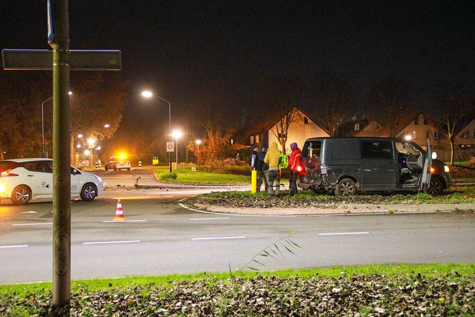 Drie auto's raakten met elkaar in botsing op de Visarenddreef in Lelystad.