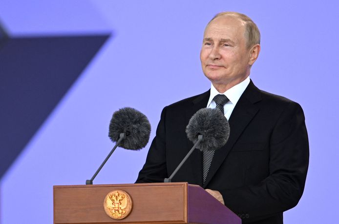 Le président russe Vladimir Poutine prononce un discours lors de la cérémonie d'ouverture du Forum militaro-technique international Armée-2022 et des Jeux internationaux de l'armée 2022 au parc Patriot des forces armées russes à Kubinka, dans les environs de Moscou, le 15 août 2022.