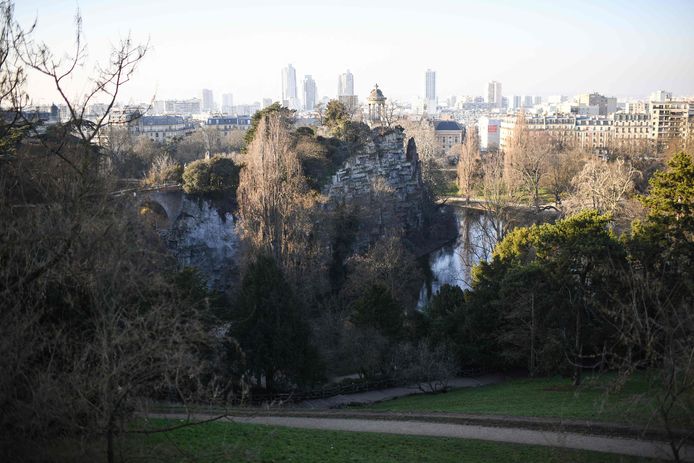 Het volledig ontruimde stadspark Buttes Chaumont vandaag na de vondst van het lichaamsdeel. Het is het derde grootste park van Parijs, met fraaie uitzichten over de stad.