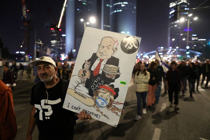 Inwoners van Israël demonstreren tegen het beleid van premier Netanyahu, die de democratie in het land lijkt te ondermijnen.