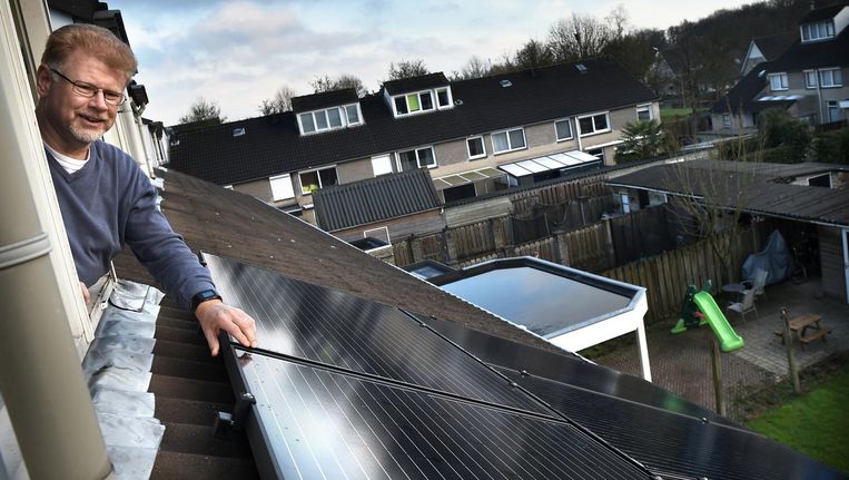 Martain Spierings heeft zonnepanelen op zijn dak geplaatst, 28 februari. Beeld Marcel van den Bergh / de Volkskrant