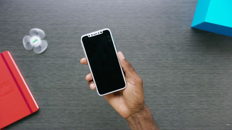 Een mock-up van hoe men denkt dat de nieuwste telg in de iPhone-familie er zal uitzien. Beeld Youtube/Marques Brownlee/MKBHD