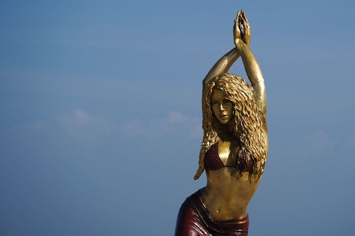 Close-up van het standbeeld van Shakira in Barranquilla.