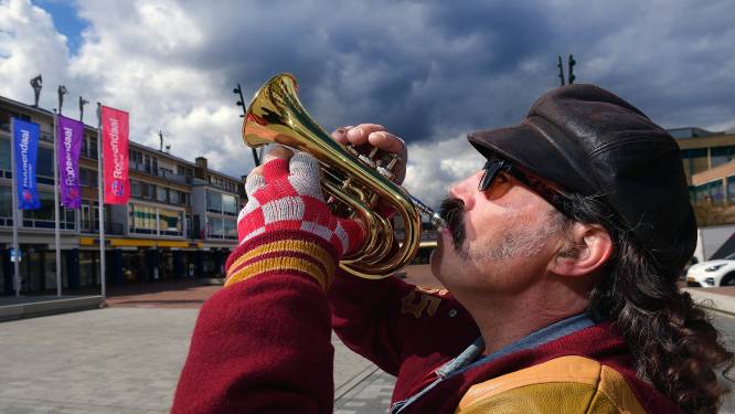 Vier keer pakte de politie zijn trompet af, maar Roosendaalse straatmuzikant toetert gewoon lekker door