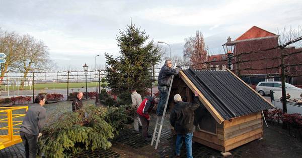 Kerststal weer geplaatst in Langeweg: dorpsplein verandert in Winterplein