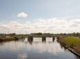De fietsbrug van Hoogland (links) naar Soest is beschadigd door een aanvaring. Schepen en grotere boten kunnen er niet meer onderdoor.