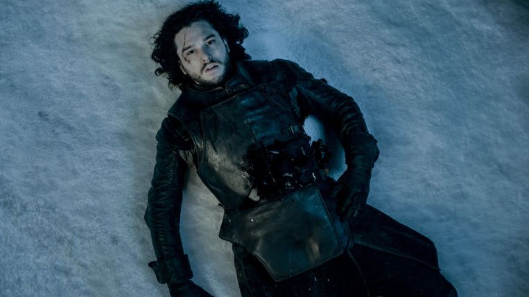 Jon Snow, neergestoken door zijn eigen broeders. Beeld hbo
