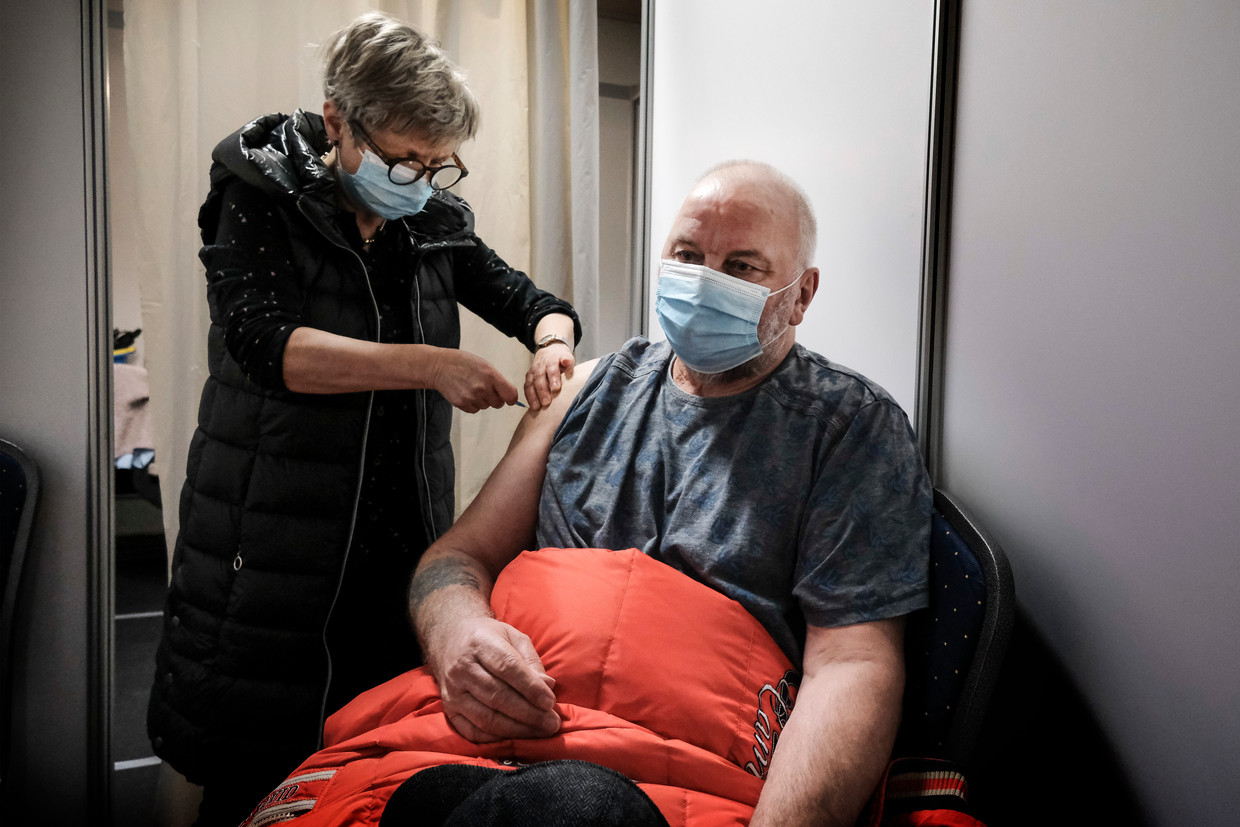 Pak Koehler mendapat suntikan booster.  Dia dan istrinya meninggalkan Freiberg setelah tinggal di sana selama bertahun-tahun.  