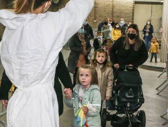 REPORTAGE. Kinderen overspoelen de testcentra: “Het is de tweede keer deze week dat we hier staan”