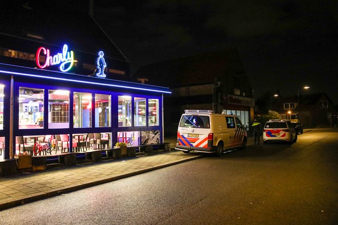 De politie staat voor de deur bij de Apeldoornse Cafetaria Charly aan de Arnhemseweg.