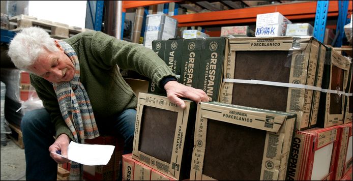 Cees van den Berg is gepensioneerd maar vind het nog steeds leuk om een paar uurtjes in de week als magazijnmedewerker aan het werk te zijn. Foto ter illustratie