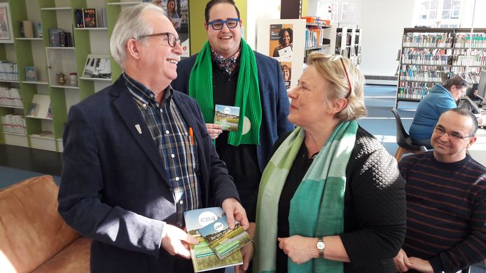 Kees Spikker neemt het eerste exemplaar van het verkiezingsprogramma van het CDA op luister-cd in ontvangst van Annette Stinenbosch, de lijsttrekker. Op de achtergrond Stefaan Verheugt, kandidaat voor het CDA. Rechts Dion Dietvorst, hij sprak de tekst in.