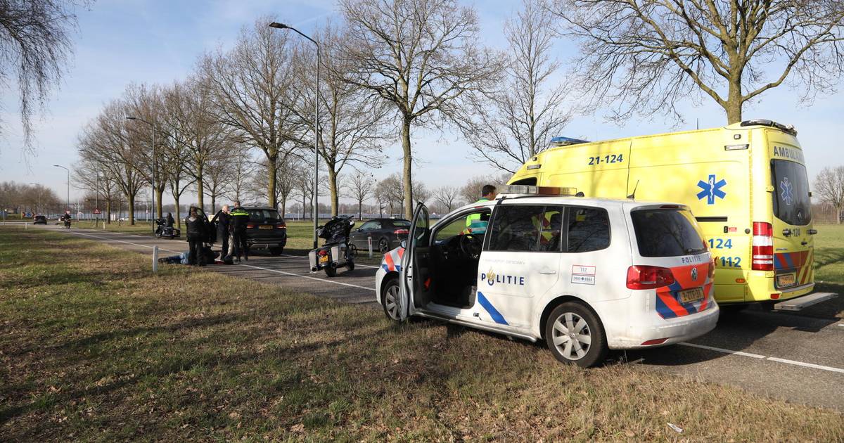 Motorrijder gewond na botsing op auto in Volkel.