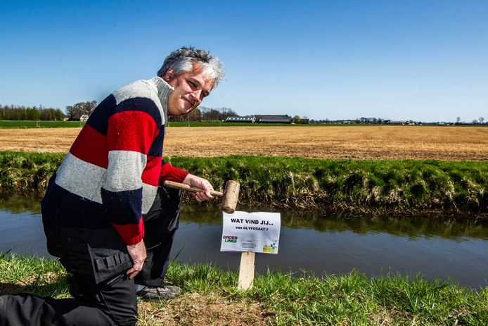 Het is niet de eerste keer dat Ralph Mulders roept dat het anders moet in de agrarische sector.  In 2019 plaatste hij namens zijn partij bordjes om het gebruik van glyfosaat aan de kaak te stellen.