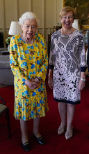 De kortere lokken van Queen Elizabeth II.