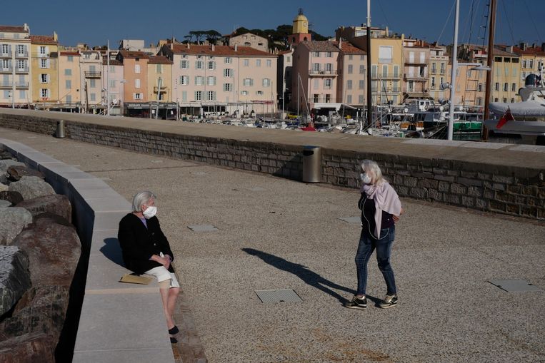 Twee Fransen met gezichtsmaskers in de buurt van Saint-Tropez. Frankrijk heeft een van de strengste lockdowns ter wereld. Beeld AFP