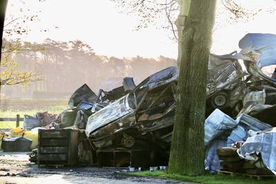 Grote schade bij schuurbrand in Denekamp: meerdere crossauto's in vlammen op