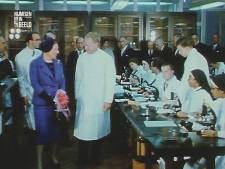 Oude films van de universiteit met roomse nonnen achter de microscoop en langharige krakers op het dak   